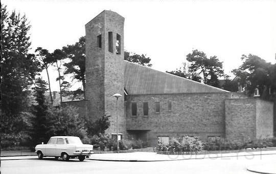 Kerken Zeist0001, Kerk van de Christengemeenschap. Omstreeks 1951.jpg - De Christengemeenschap te Zeist wordt in 1937 opgericht. Aanvankelijk worden de diensten gehouden in de voormalige tuinmanswoning van Veldheim aan het Jan Luijkenlaantje 1. Op 2 november 1963 wordt de eerste steen gelegd voor het nieuwe kerkgebouw, dat op 21 november 1964 wordt ingewijd. De naam Rafaëlkerk wordt in 2002 gegeven.